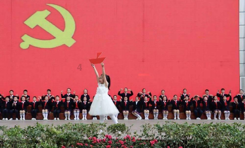 救援时尚的女孩