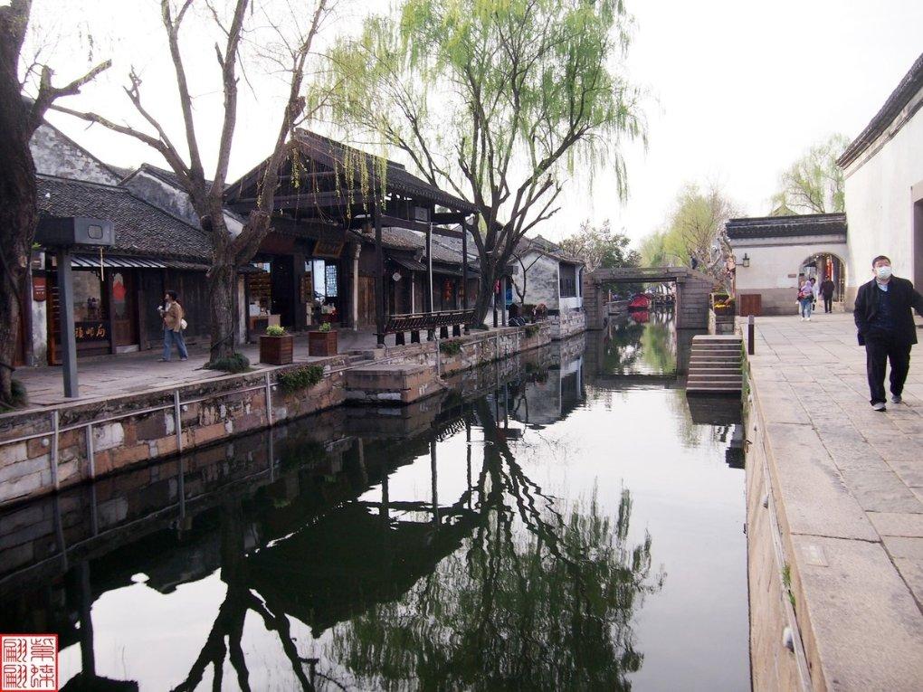 无限翻滚小球